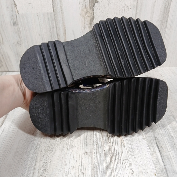 New without box
Farm Rio Black Closed Toe Platform Sandals #1409 - Picture 9 of 11